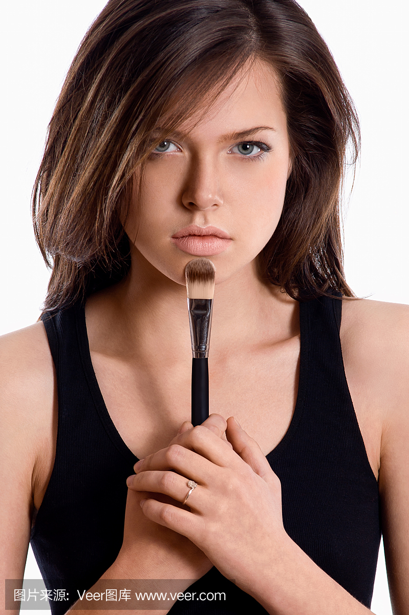 肖像美丽的女人应用化妆品。化妆