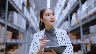 4K亚洲人咖啡店老板正在检查数码平板电脑的库存